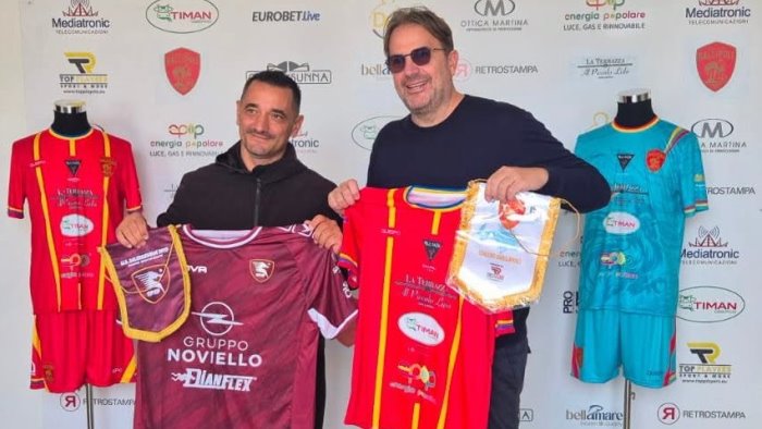 FOTO – Salernitana, una sorpresa durante la rifinitura: l’accoglienza del Gallipoli