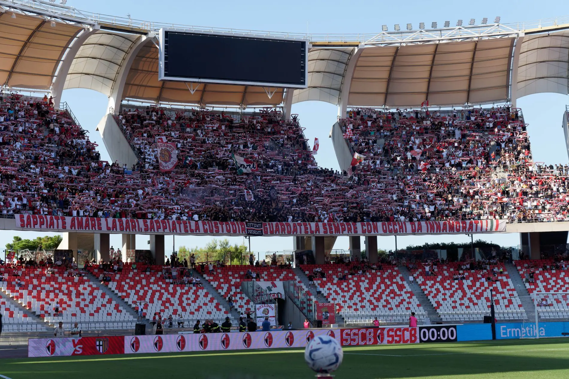 Avversari Salernitana – Bari, confermata la linea contro De Laurentiis. E anche gli ultras granata scrivono contro l’imprenditore romano